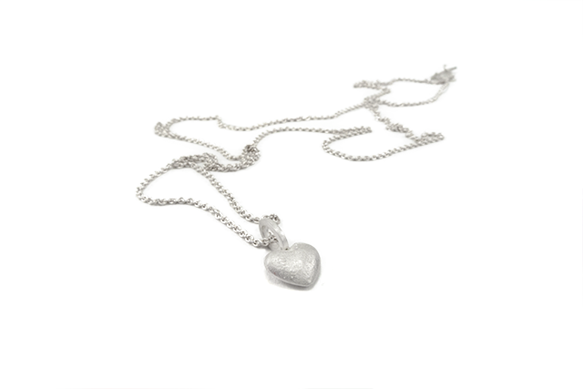 Sølvhalskæde-med-lille-hjerte